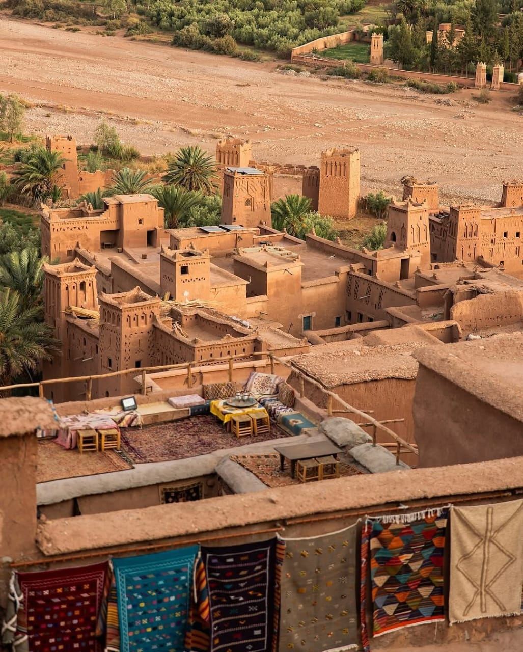 Terrasse avec vue sur une kasbah du Sud marocain